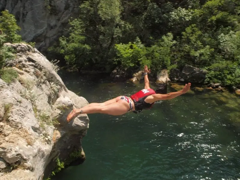 cliff-jumping-heads-first-800x600-1